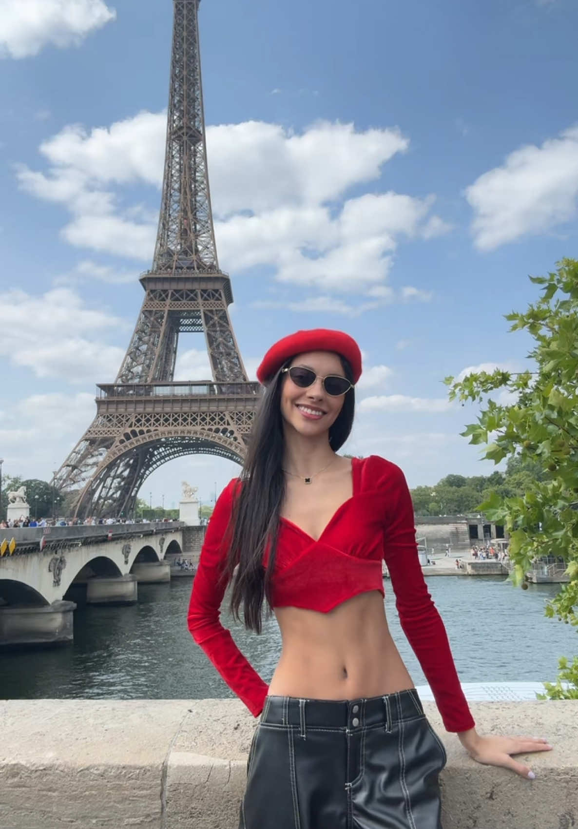 A post by @yasminartdrawing on TikTok caption: Paris!! 😍🇫🇷🥖 #foryou #eiffeltower #france 