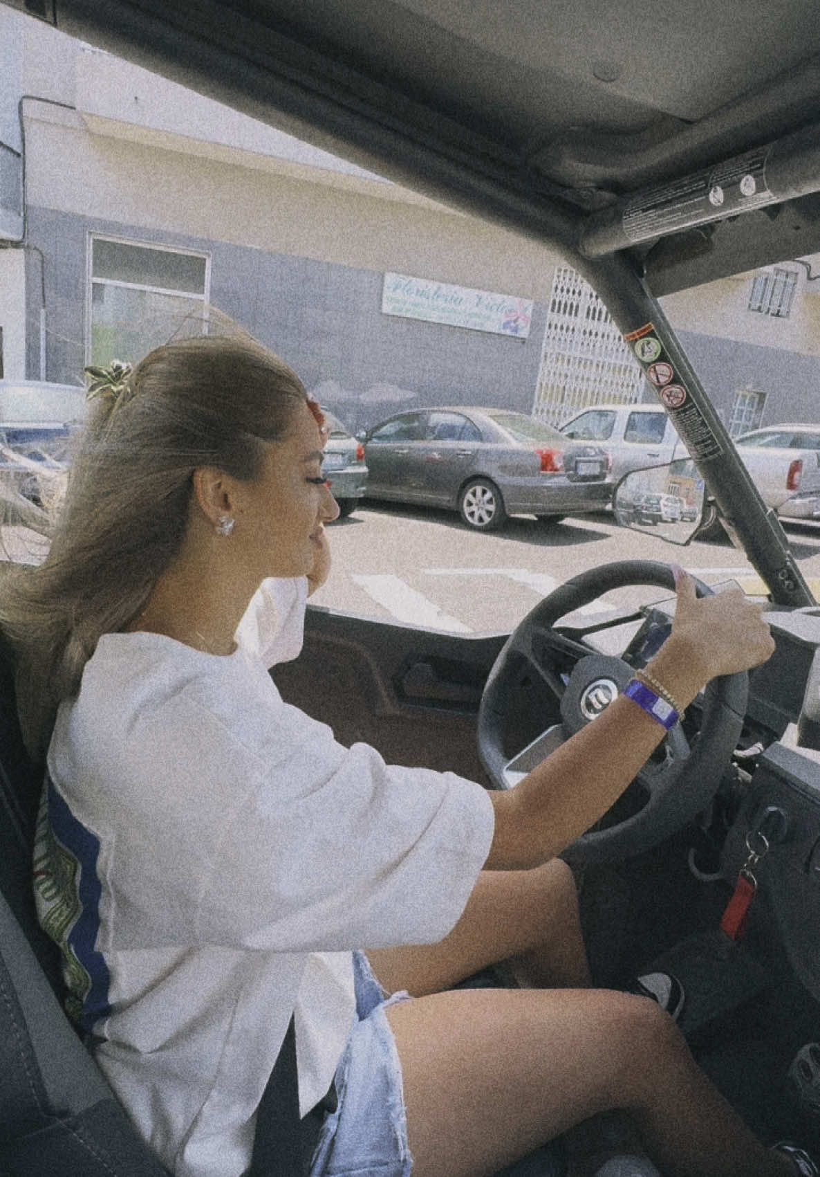 A post by @claudiamihalcea12 on TikTok caption: #foryoupagee #buggy #foryoupagee 🛞🖤🤍