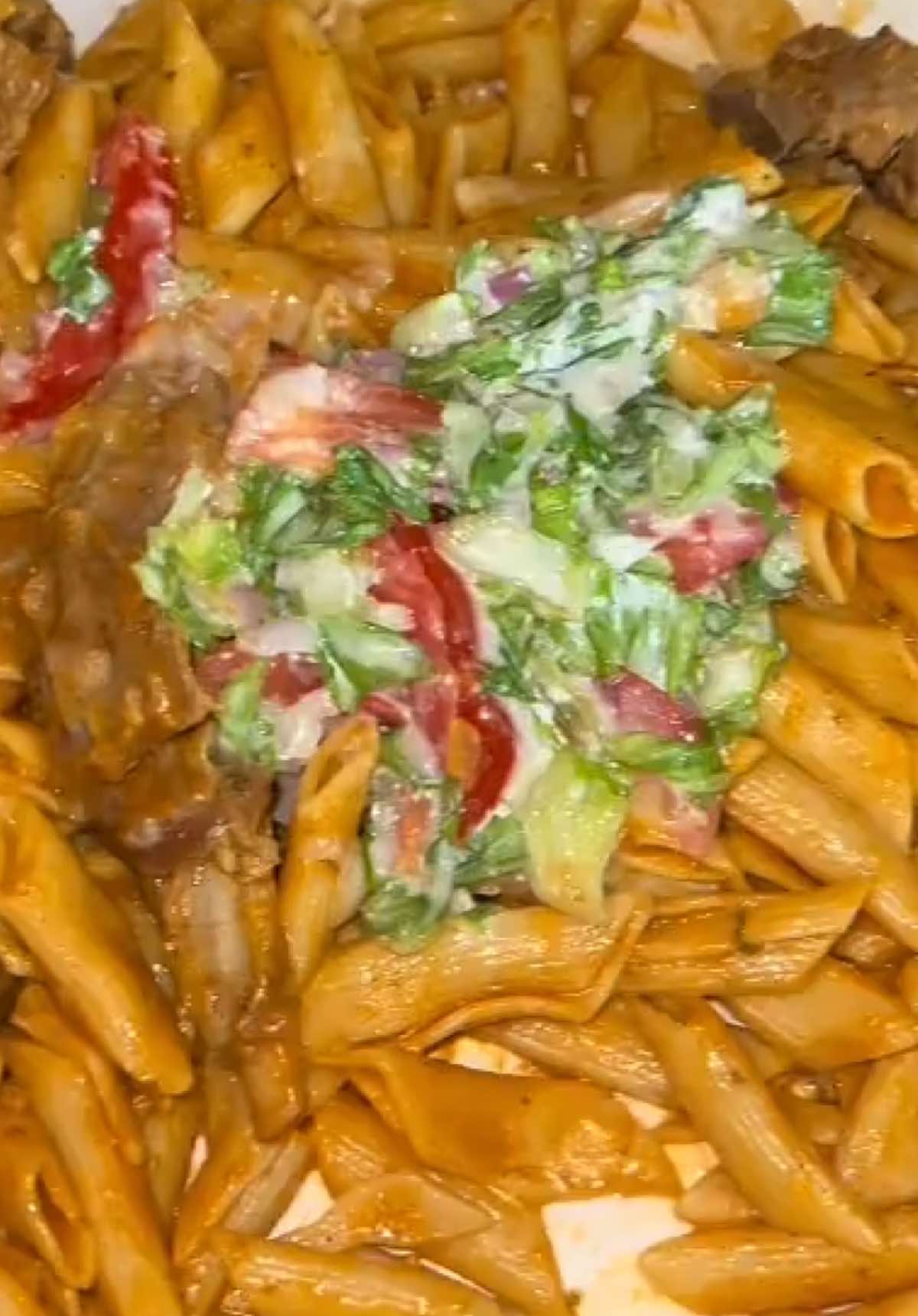 A post by @samirasanuura on TikTok caption: Casriyo wanagsan 🤤❤️.  🤣🤣🤣 hilibkii ciida wali lanaara 🙂‍↕️🤤.   #baastomacaroni #baastomacan #qadofudud #cashokaris #cuntofudud #easyrecipe #foodtok #somalipage 