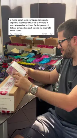 A post by @granmaestro_sowe on TikTok caption: Poi le “grandi catene” con gli ETB nuovi a 100€.  Io 7€ una bustina di lucentezza in case break (no merda da edicola) sarei un ladro? Guarda almeno una live. #live #pokemonlive #lucentezza #lucentezzasiderale #Pokemon  #pokemontiktok 
