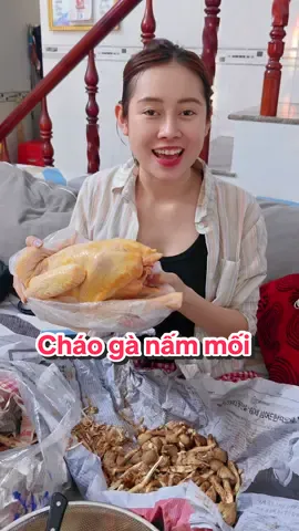 A post by @vietphuongthoa98 on TikTok caption: Nấu nồi cháo gà nấm mối ăn cùng nhà chồng ❤️