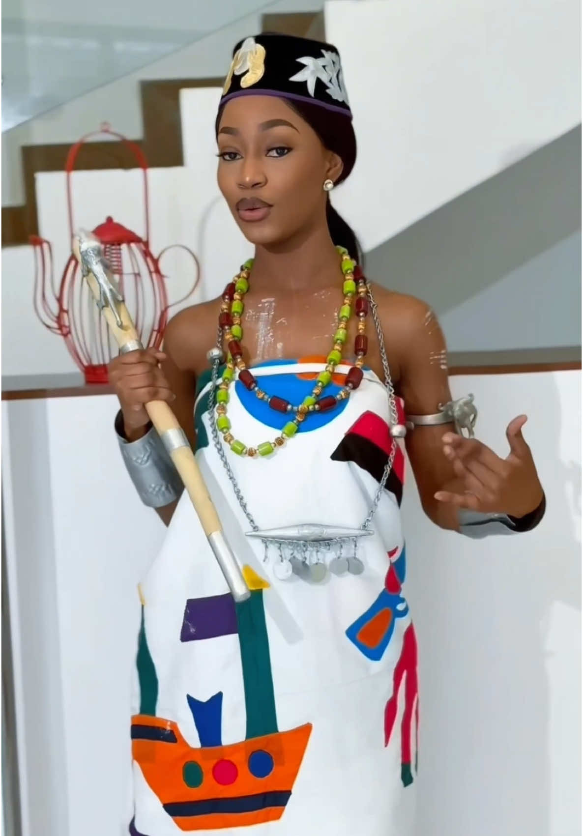 A post by @kim.makosso_officiel on TikTok caption: Merci du fond du cœur au peuple béninois 🇧🇯❤️ Je n’ai pas de mots assez forts pour décrire l’accueil que vous m’avez réservé. Vous m’avez bien reçue, honorée et m’avez donné de l’amour… Je me suis sentie chez moi Merci pour tout 🙏🏽 Un grand merci aussi à @J.L.C - Le Phœnix🔥 de m’avoir invitée ♥️  Habillé par @Kloset Tenues d’Évènements #pourtoi 