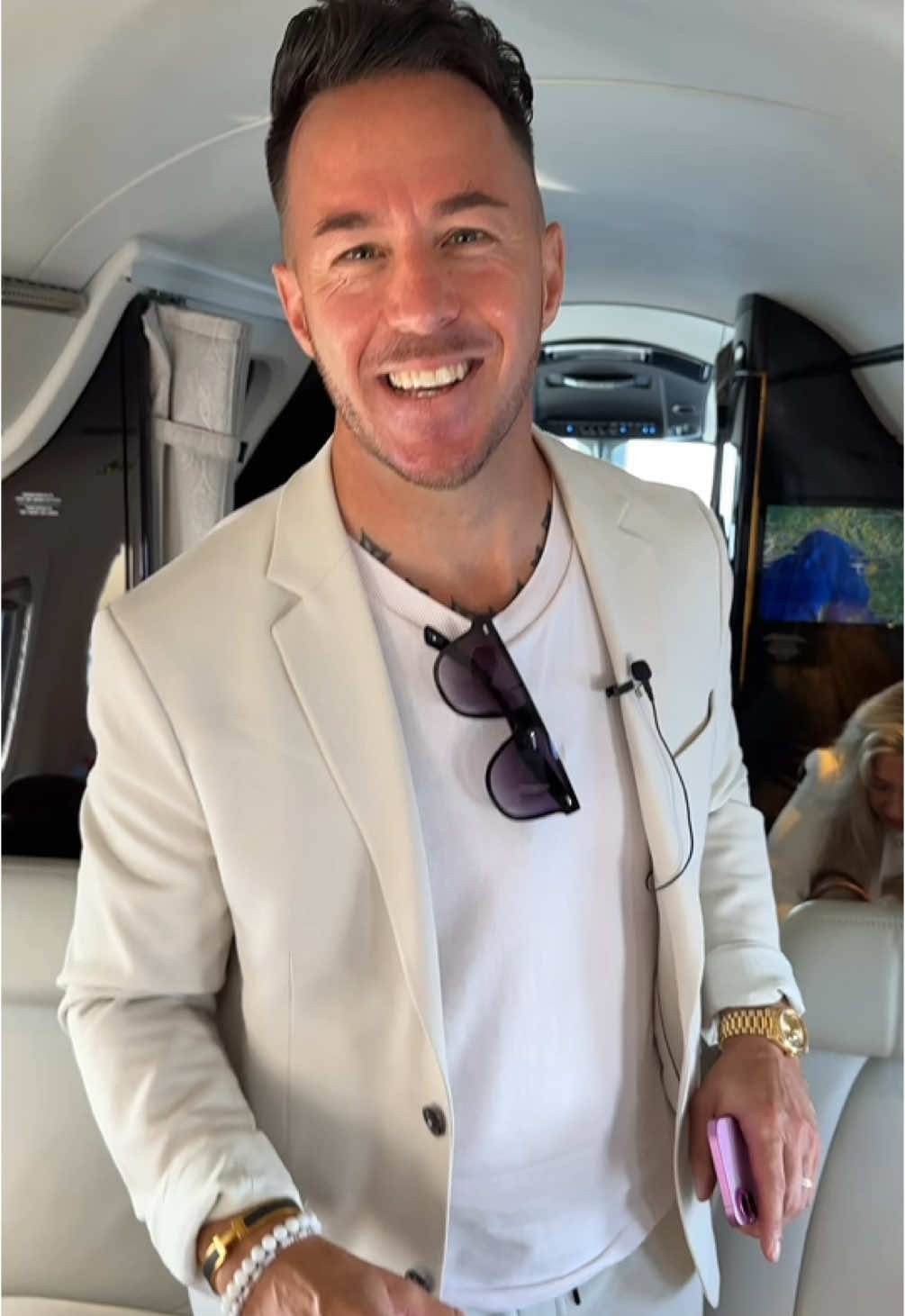 A post by @beatmoerker on TikTok caption: Ohne das wichtigste fliege ich nirgends hin….meine Lieben!🛩️😂