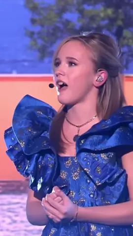 A post by @emmakokofficial._ on TikTok caption: I HAVE A DREAM - MAMMA MIA 🌺💙  🇳🇱: De derde aflevering ging over samenwerken!! Wat was dat leuk om te doen 🥹 Ik heb er enorm van genoten. En we mochten in Mamma Mia de Musical spelen!! Ik mocht de “musical” aftrappen als “Sophie” met het prachtige nummer “I Have A Dream” 🤍  🇺🇸: The third episode was about teamwork!! Omg it was so much fun 🥹 I enjoyed so so much. And we got to play in Mamma Mia the Musical!! I got to start off the “musical” as “Sophie” with the beautiful song “I Have A Dream” 🤍 #fy #foryou #fyp #foryoupagе #viral #trend #trending #furdich #furdichseite #furdichpage #voorjou #voorjoupagina #voorjoupage #blowthisup #blowthisuptiktok #emmakok #starsonstage #broadway #broadwaymusicals #broadwaygirls #mammamia #mammamiamusical #mammamiathemusical #ihaveadream #ihaveadreamabba #abba #abbavoyage @MediaLane Live @RTL @ABBA 