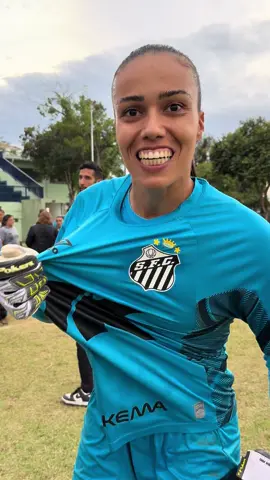 A post by @santosfc on TikTok caption: Invictas, minha goleira! 🧤 #SantosFC #Santos #SereiasDaVila #FutebolFeminino #TikTokEsportes