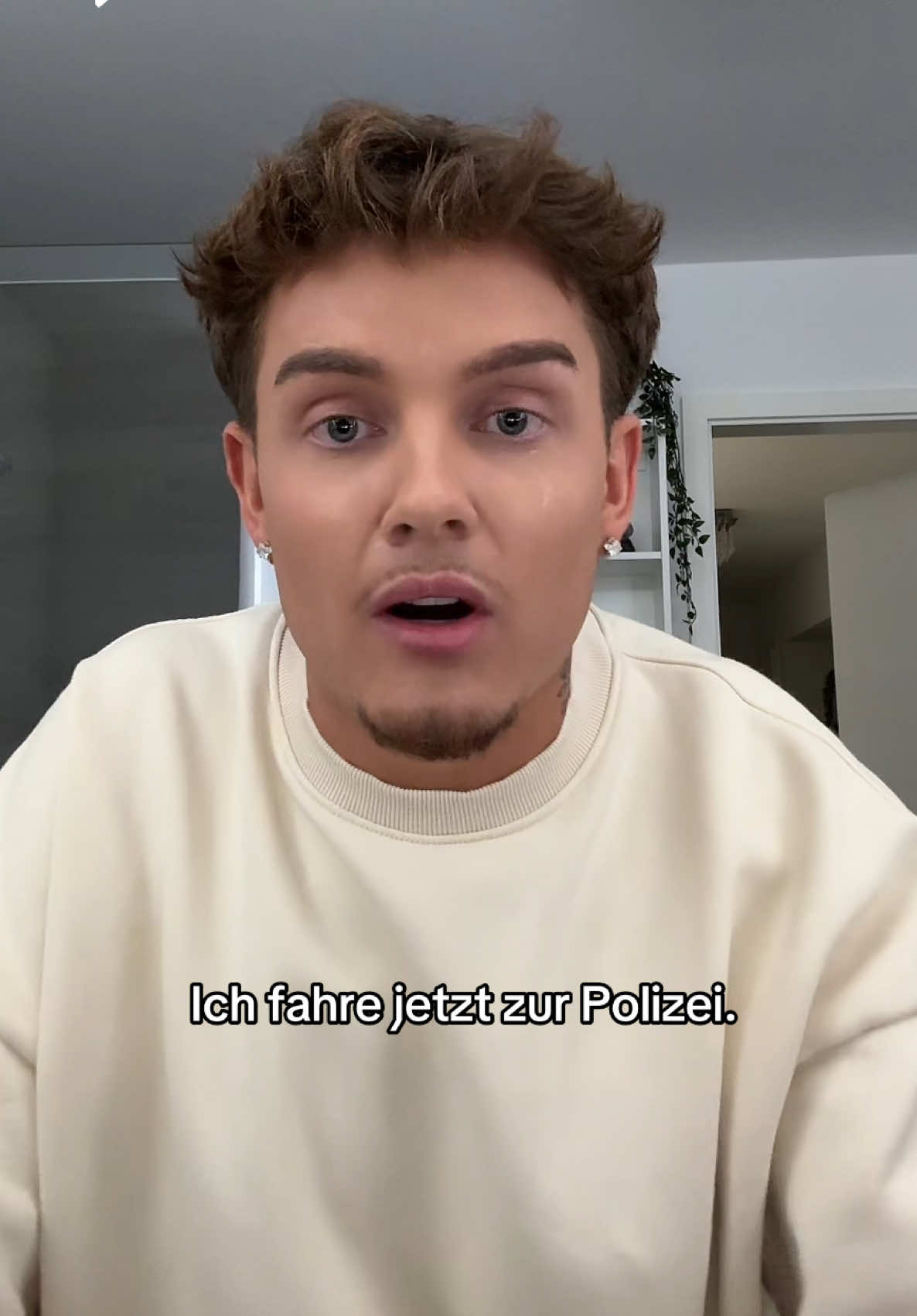 A post by @twenty4tim on TikTok caption: Antwort auf @kemo_esn Ich fahre jetzt zur Polizei, mir bleibt nichts anderes übrig. Das muss langsam ein Ende haben… #statement #twenty4tim 