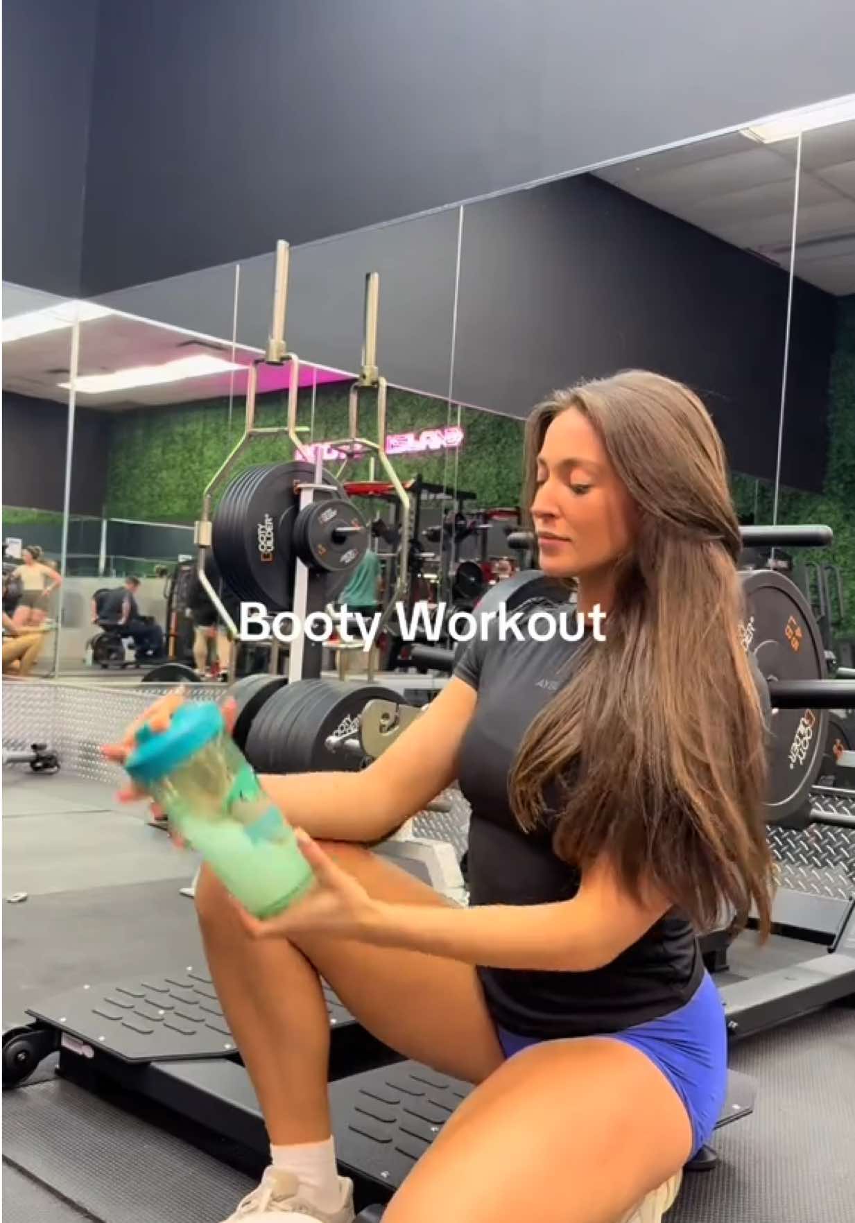 A post by @solenelucass on TikTok caption: Booty Workout 🤝 moi  Outfit : @AYBL "SOLENE10" *Sculpt t shirt (Small) -Black *Empower Seamless Shorts (Xs)-Cobalt  Suppléments : @Shop Santé "SOLENE10" *Eaa (believe -Barbe à papa)  Workout : RDL : 5x 15-12-10-8-6 (Augmenter le poids en baissant le nombre de rep à chaque fois) Hip thrust : 4x 10-12 + 10 sec hold  Step up : 4x 8-10 / jambe Kick back : 4x 8-10 / jambe  (Dernière série : Drop set -baisser le poids de moitié et faire 8 de plus ) #glutes #gym #qc 