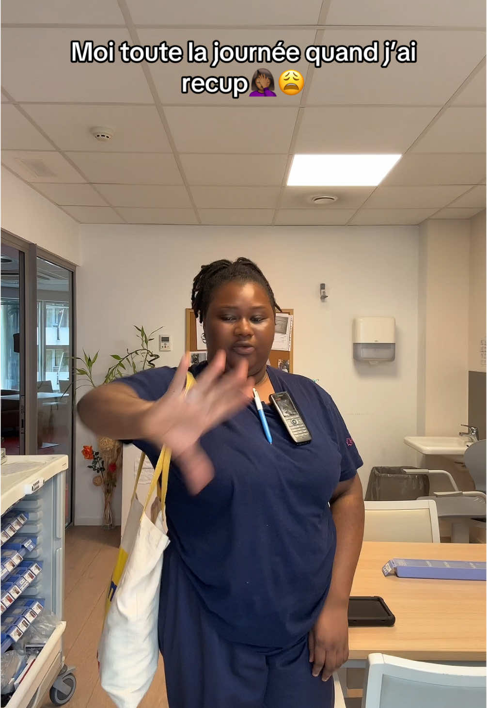 A post by @madii_maraj on TikTok caption: 😂😂🤦🏾‍♀️ #videoviral #bruxelles🇧🇪 #fyppp #guineenne224🇬🇳 #aidesoignante #infimiere #maisonderepos 