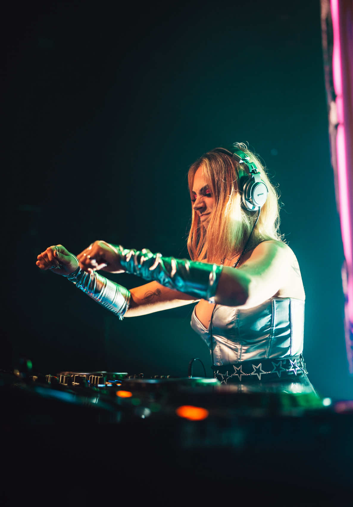 A post by @maelie_vhd on TikTok caption: In French we say “dinguerie” and I think it’s beautiful 👽🤩  #music #dnb #dj #rampage