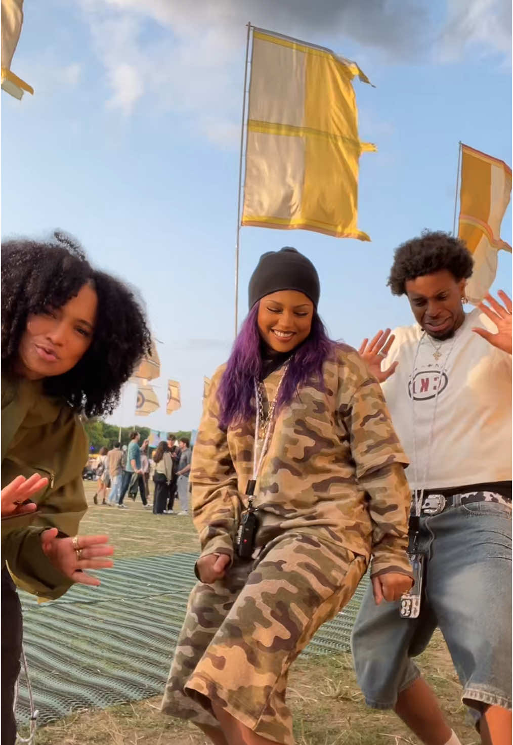 A post by @claracharlotteoff on TikTok caption: TOUT DOUX 13/06 AYIIII 🏄🏽‍♀️🏄🏽‍♀️ #fyp #pourtoii #newmusic #claracharlotte 