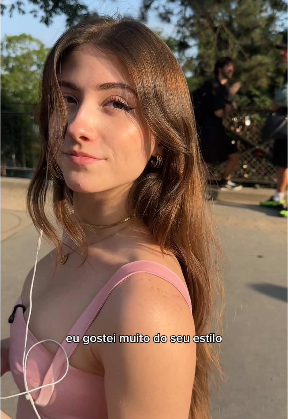 A post by @sofiaespanha on TikTok caption: só musica romântica em paris