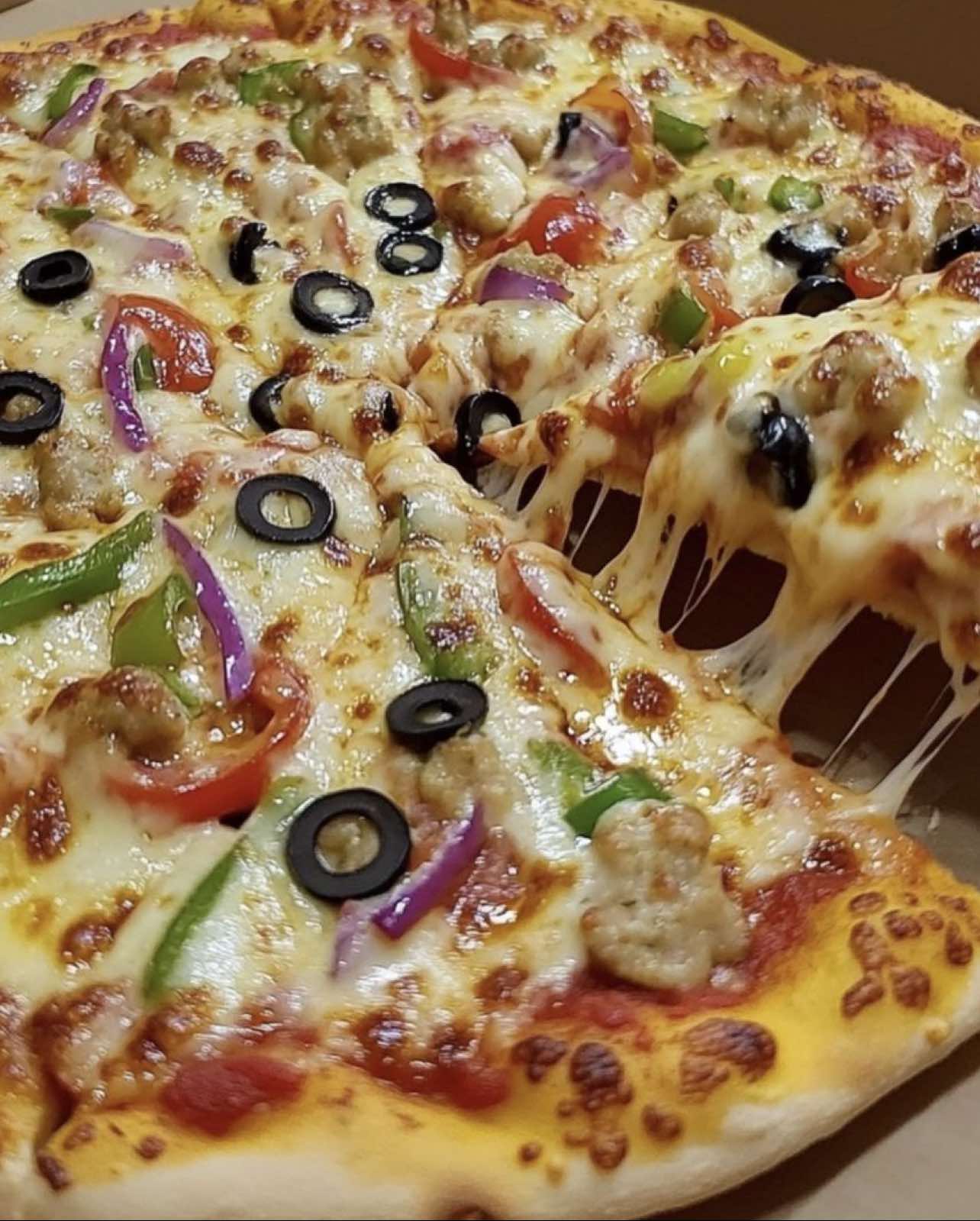 A post by @samirasanuura on TikTok caption: @Jaa Pizzeria  hala ciideysto ❤️🙂‍↕️.  #Pizza #cashofudud #foodtok #easyrecipe #somalipage 