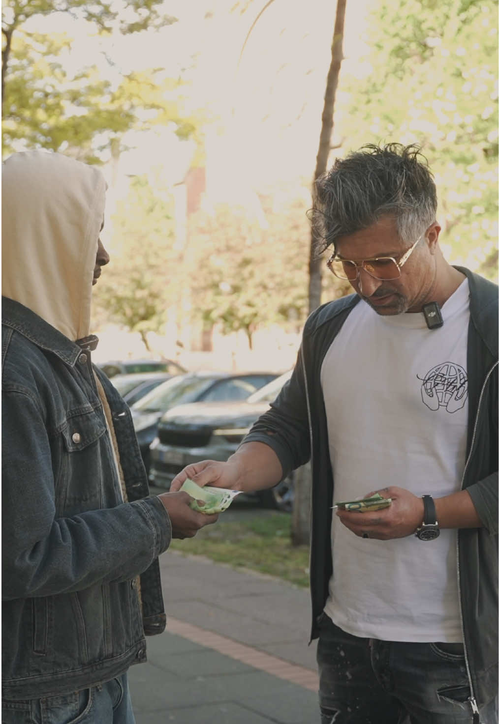 A post by @chico_lottomillionaer on TikTok caption: Ich bedanke mich an meinen Freund und Inhaber von Erdemli market Herr Fethi, mein Bruder Yunus und meinen besten Freund Erdal❤️ auch sie haben Herz gezeigt und wir hoffen alle, dass dieser junge Mann trotzdem an viel Erfahrung gewonnen hat und in Afrika in seiner Heimat mit seiner Familie wieder glücklich wird wir auf jeden Fall wünscht Ihnen alles Gute☺️ #chicolottomillionär #africa #dortmund 