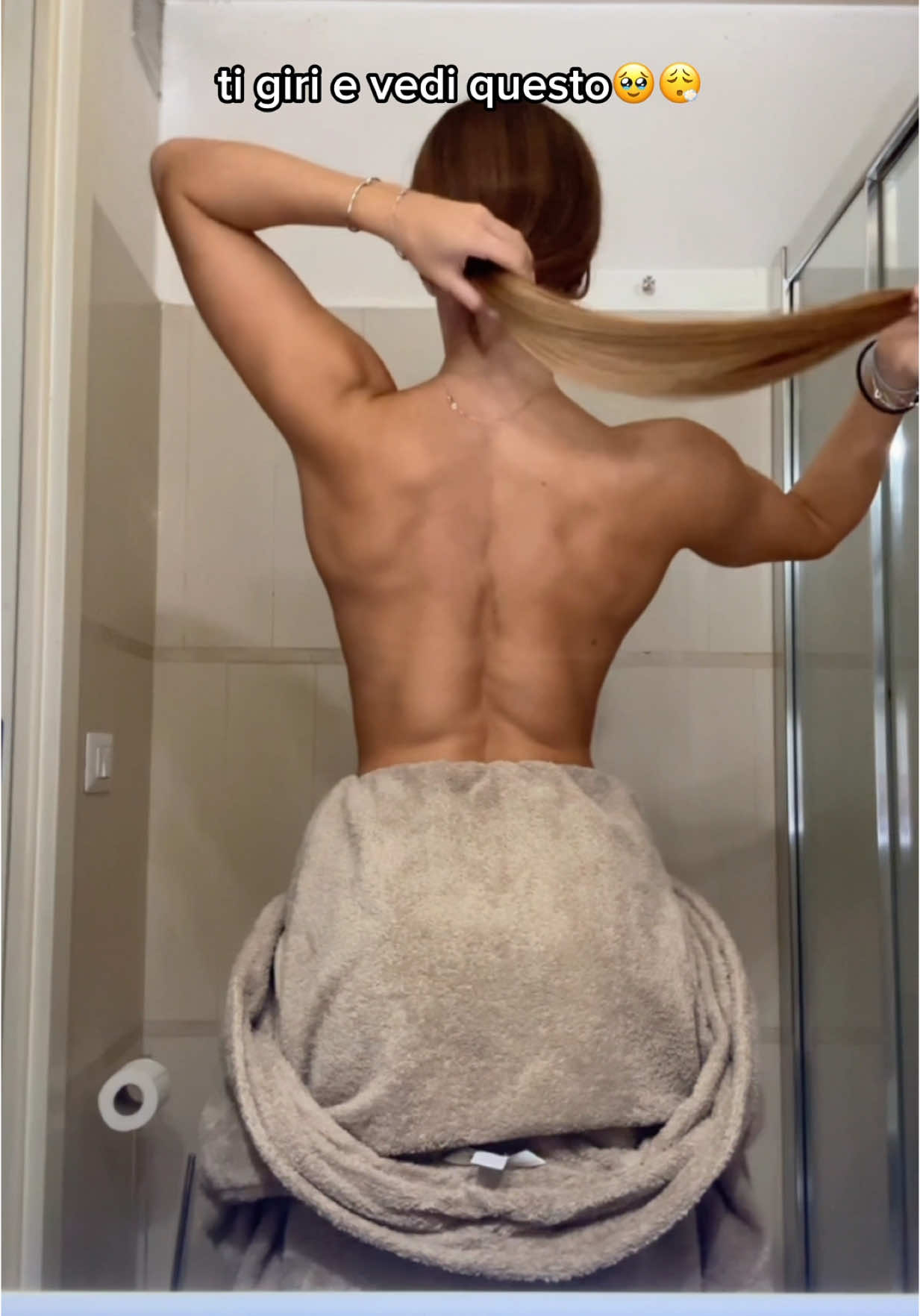 A post by @vickybenedettiii on TikTok caption: e ti dirò anche, amica mia, che l’abbonamento in palestra è pari a una mini % di un 🍒 job 💸💸 #VICKYFGM #GymTok #motivazione 