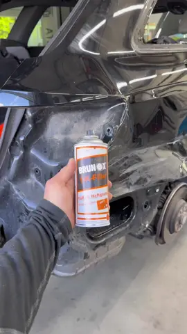 A post by @aaronkukic on TikTok caption: 🎥 Audi A4 – Seitenwand ersetzt & nachhaltig geschützt mit @brunox_ag  ➡️ Im Video seht ihr einige ausgewählte Szenen – ein kompakter Einblick in die wichtigsten Arbeitsschritte. In diesem Fall war die Seitenwand des Audi A4 so stark beschädigt, dass eine wirtschaftliche Instandsetzung nicht mehr vertretbar war. Als Karosseriebauer mit Herzblut setze ich normalerweise auf Erhalt und Instandsetzen – aber manchmal ist ein kompletter Ersatz die sinnvollere Lösung, technisch wie wirtschaftlich. Besonders wichtig: Der richtige Korrosionsschutz. Hier vertraue ich wie immer auf die bewährte Qualität von BRUNOX®: 🔸BRUNOX® 1K-Filler Der perfekte Haft- und Füllgrund für Metalloberflächen: ➤ Verstärkt den Korrosionsschutz ➤ Sehr gute Schleifbarkeit und Deckkraft ➤ Staubtrocken nach 20 Minuten, schleifbar nach 2–4 Stunden ➤ Ideal als Zwischenschicht zwischen BRUNOX® epoxy® und dem Decklack 🛡️ BRUNOX® IX 100 – Wachsversiegelung Zum Abschluss wurde der Hohlraum rund um die neue Seitenwand gründlich mit IX 100 versiegelt – für dauerhaften Schutz, selbst unter härtesten Bedingungen: ➤ Langlebiger, elastischer Schutzfilm ➤ Temperaturbeständig bis 80 °C ➤ Perfekt für Hohlräume, Unterboden und stark beanspruchte Fahrzeugbereiche ➤ Kompatibel mit BRUNOX® epoxy® Fazit: Hochwertige Arbeit endet nicht beim Blech – sie beginnt beim Detail und endet beim perfekten Schutz. (Werbepartnerschaft mit @brunox_ag)
