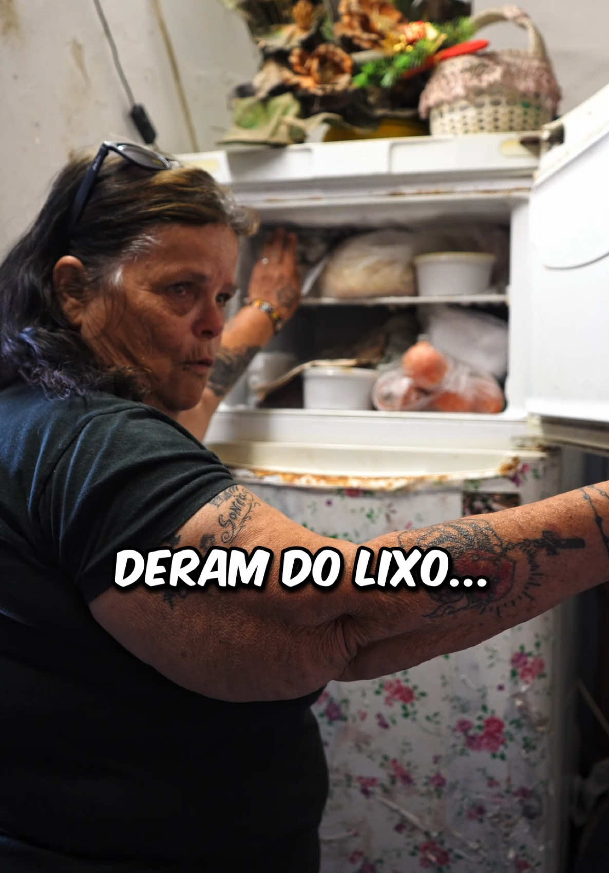 A post by @xxtufaoxx on TikTok caption: Ver tantas famílias a sofrer parte-me o coração. Eu prometi que ia ajudar — e não vou parar. Faço isto com alma, com verdade. Que toque quem pode fazer o mesmo. ❤️ #Tufao #portugal🇵🇹 #ajudandopessoas #palops🇲🇿🇨🇻🇬🇼🇧🇷🇵🇹🇦🇴🇰🇳🇸🇹🇹🇱 