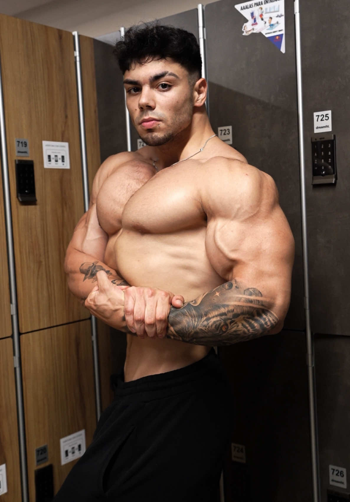 A post by @andoonig on TikTok caption: busque en mi inseguridad potencial, y lo exploté #gym 