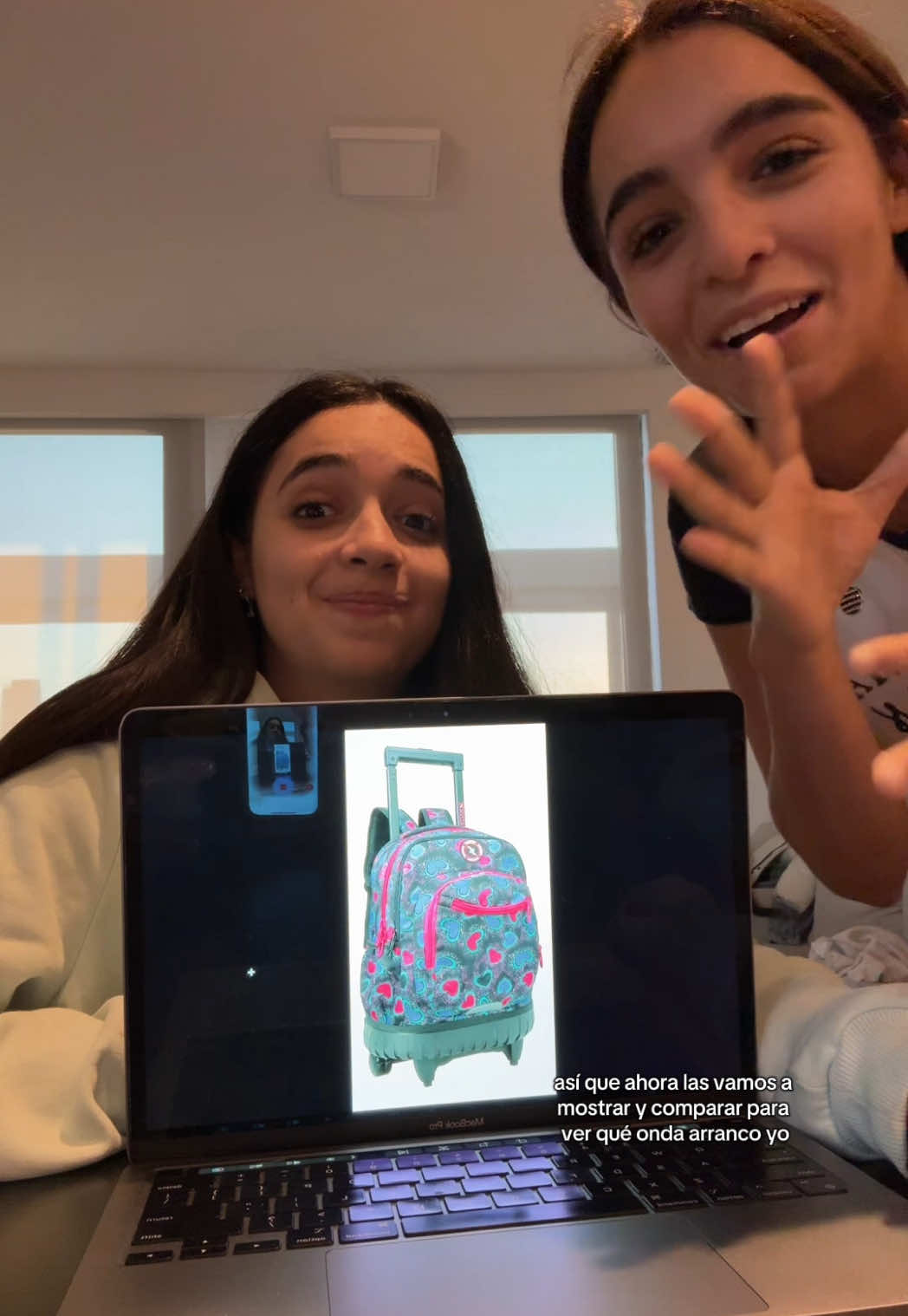 A post by @moreeandrade on TikTok caption: Las mochilas que usábamos con mi hermana🎒😂