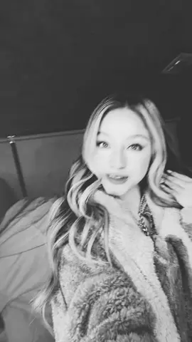 A post by @karolsevillaokay on TikTok caption: AY QUE BURRIS, DIJE COSAS QUE NOOOOOO PODIA DECIR! JAJAJAJAJAJA 🤭🤌✨️😈🤣