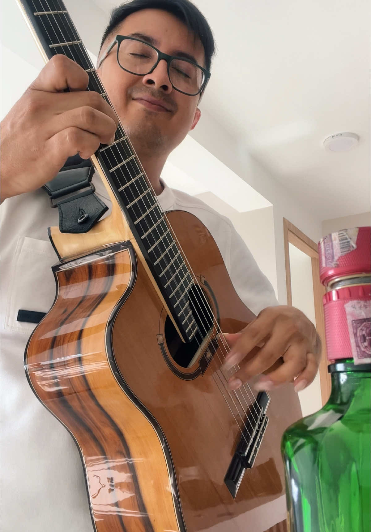 A post by @pablopazrequintista on TikTok caption: Cómo destapar una botella usando una guitarra 🎸#instrumental 