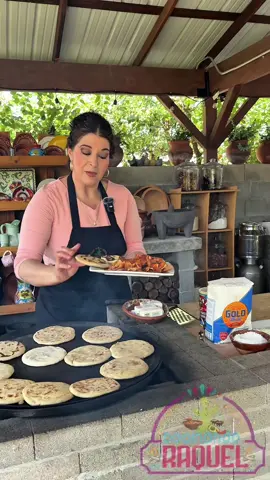 A post by @anaraquelhz on TikTok caption: Chilaquiles rojos con huevo y unas gorditas de piloncillo!😋😋🔥🪵❤️#parati #fyp #cocinandoconraquel 
