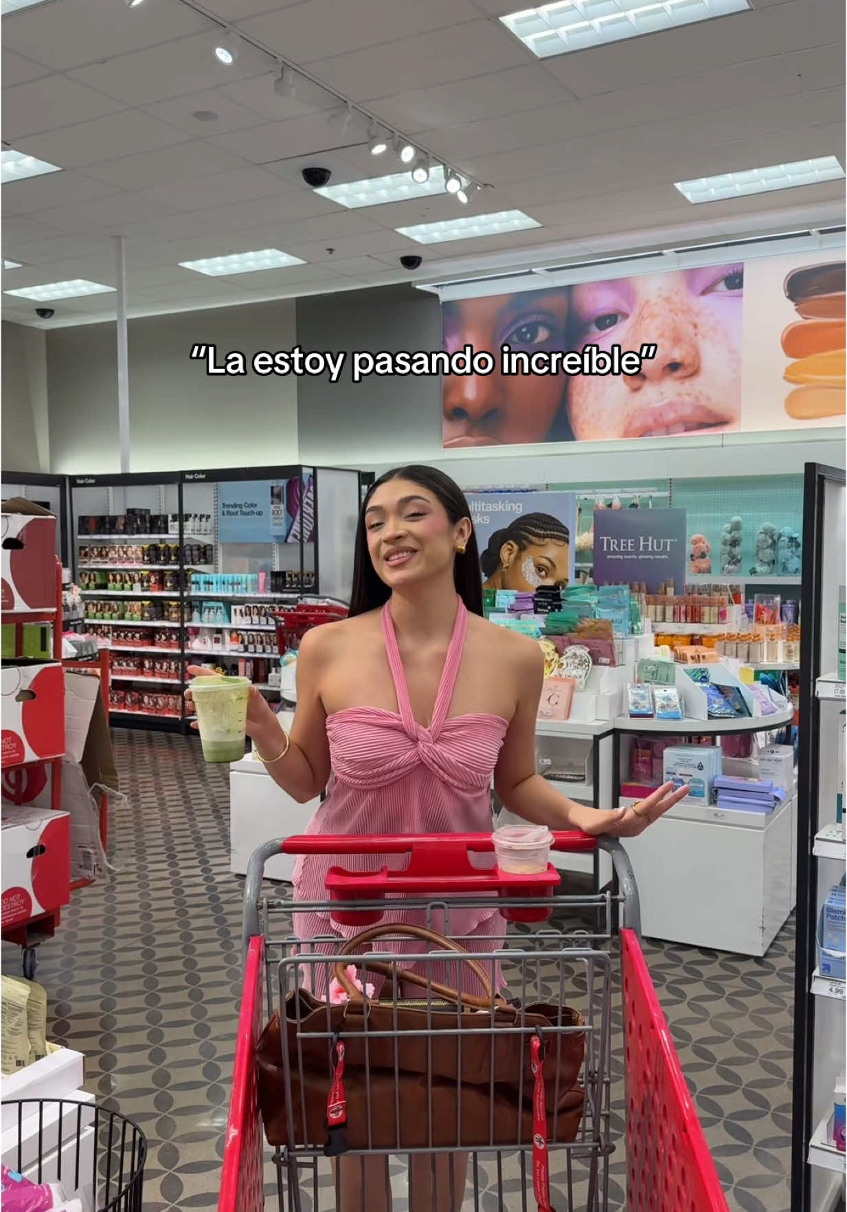 A post by @mia.salinass on TikTok caption: una es feliz en target😌 #fyp #hermanas #amigas #comedia 
