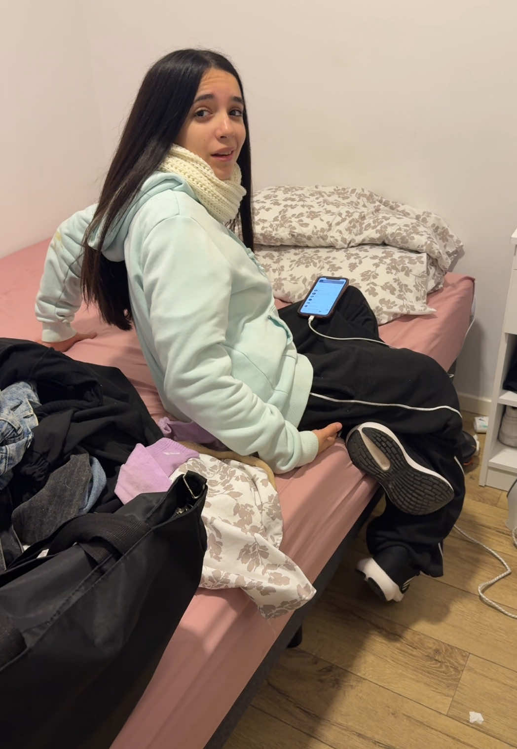 A post by @moreeandrade on TikTok caption: Por qué tan abrigada adentro? JAJAJA 