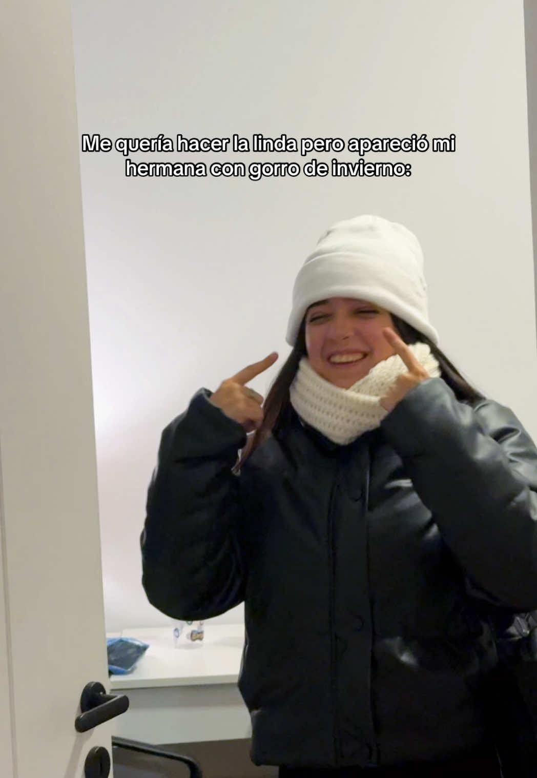 A post by @moreeandrade on TikTok caption: El gorro JAJAJAJA