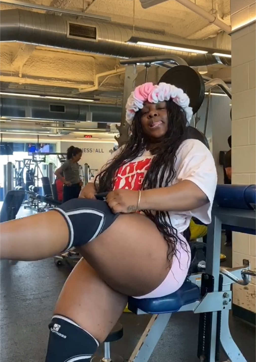 A post by @qdaedae on TikTok caption: Leg day shenanigans…Let’s squat 255lb 💪🏾💪🏾❤️  #gymgirl #gymmotivation #gymtok #glutesworkout #girkswholift 