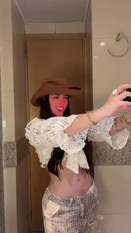 A post by @fer.realpe on TikTok caption: Esas son solo cosas entre tú y yo ❤️