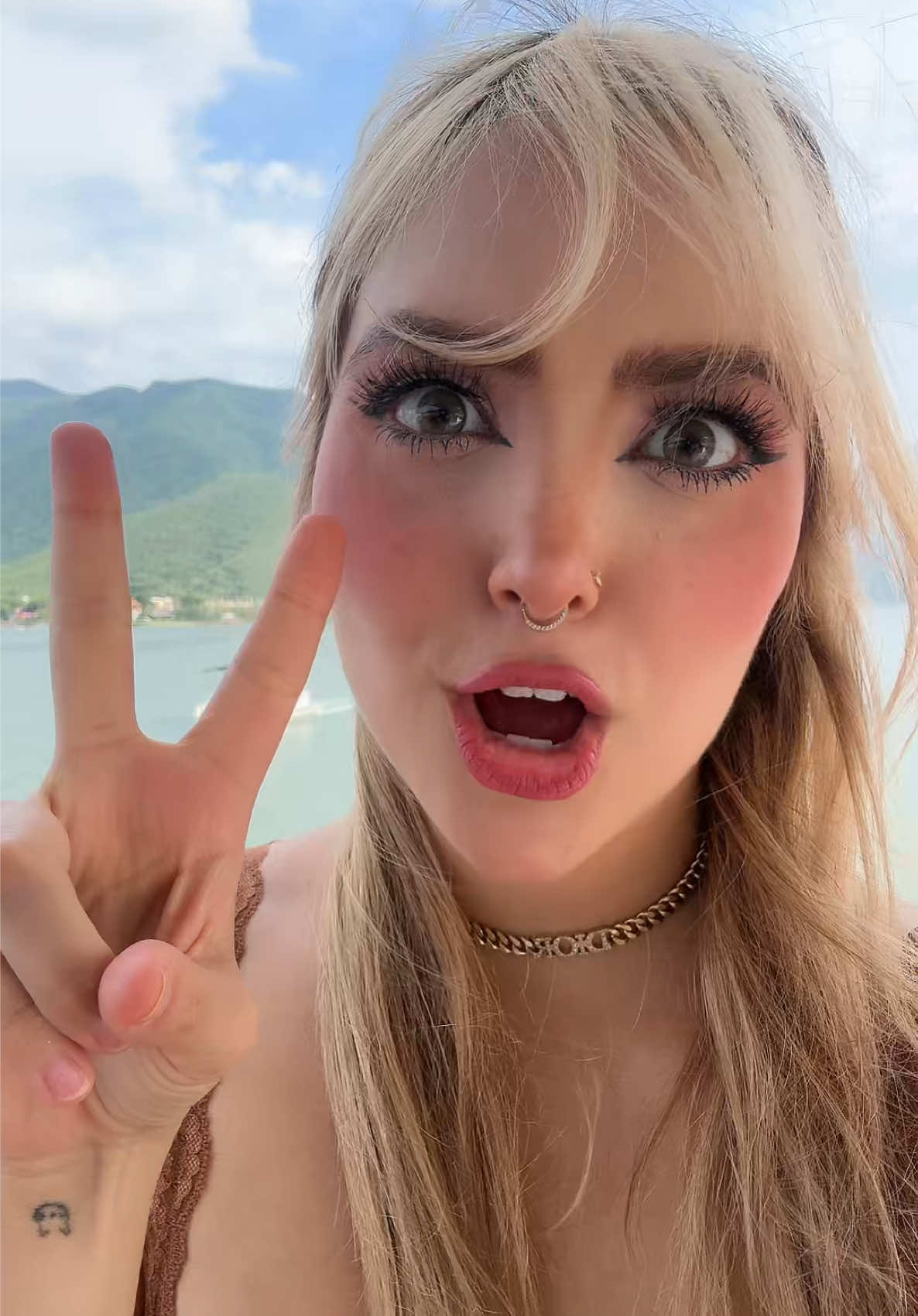 A post by @arigameplays on TikTok caption: Muy Gameboy, online y pilates 🫢 #arigameplays #ariabela #fyp 