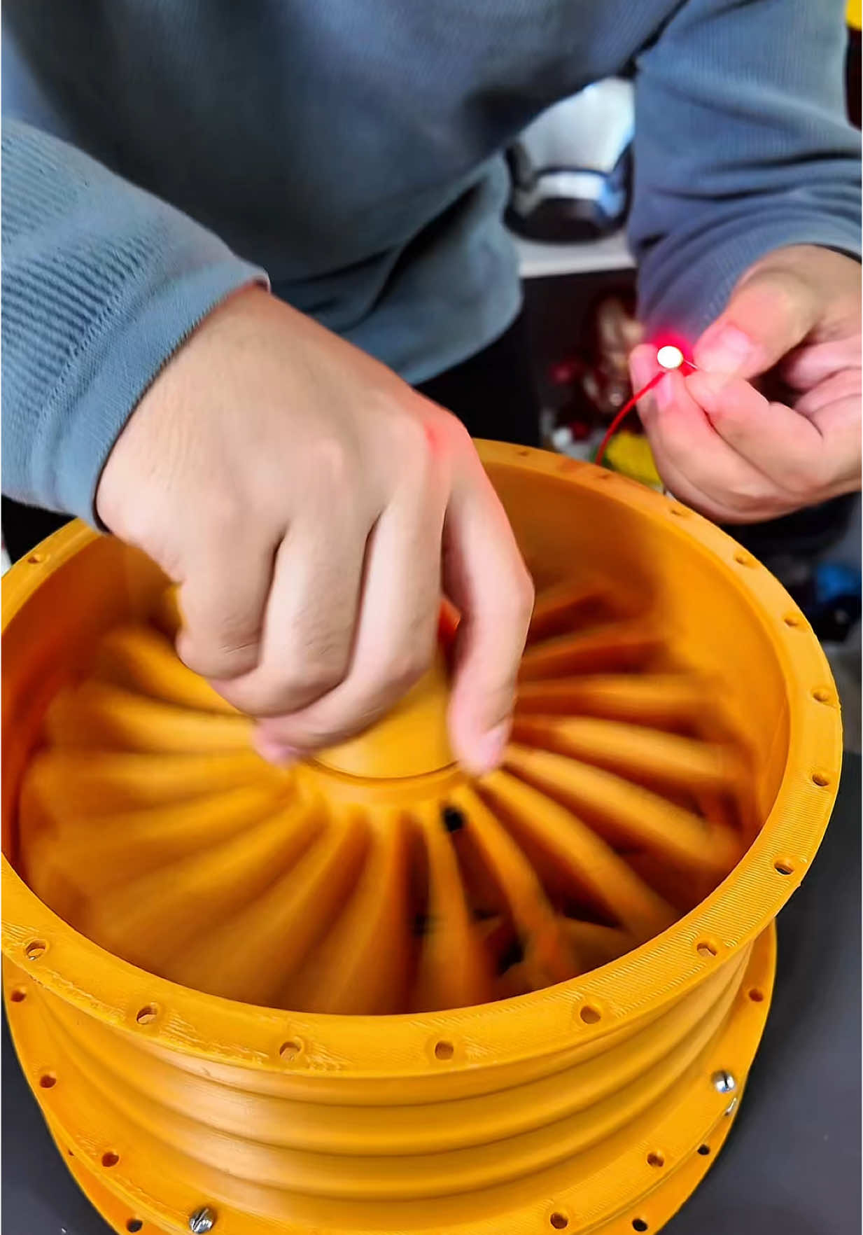 A post by @bio_makers1 on TikTok caption: Micro aerogenerador para vehículos eléctricos @JLC3DP #invention #inventos #aerogenerador #jlc3dp 