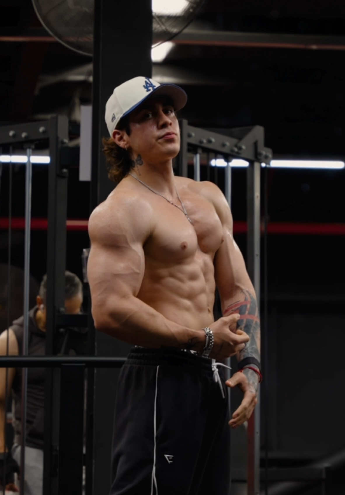A post by @carlosbelcast on TikTok caption: Modo estético por el momento  🦈 @gymshark /(BELCAST10)  🔥 @getrawnutrition / (BELCAST) 💊 @revivemd / (BELCAST) 🧊 @rgmntco / (BELCAST) 💪 @ironsidemexico / (BELCAST)