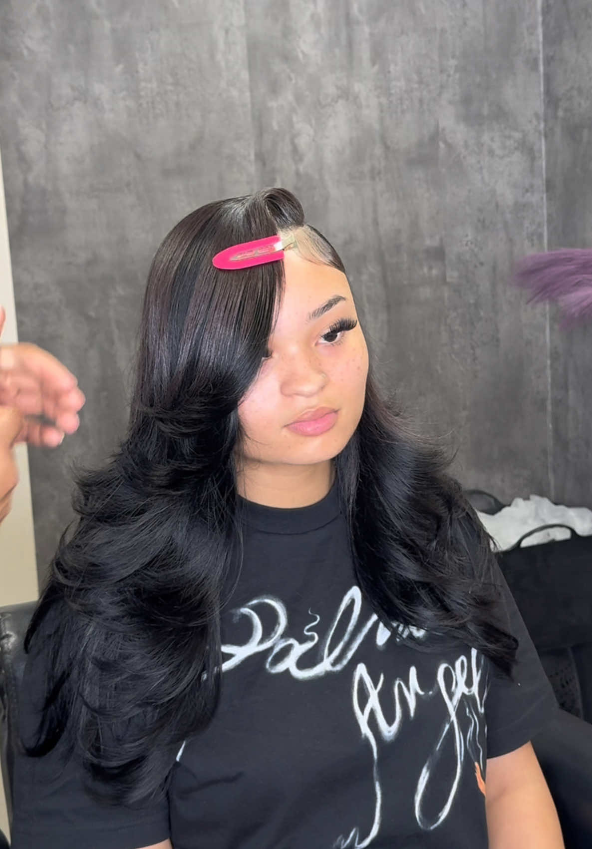 A post by @donesharenae on TikTok caption: It’s really a technique to these layers. Please don’t turn into Edward scissor hands ✂️🤣 #ClevelandHairstylist #QuickWeave #gluelessquickweave #layershaircut #curls