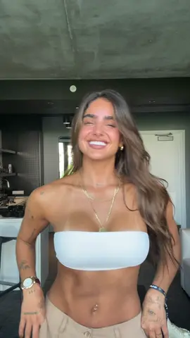 A post by @isalavenezolanaa on TikTok caption: q linda toy