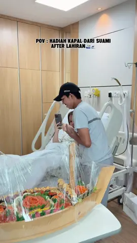 A post by @melvinahusyanti96 on TikTok caption: Sekarang di hadiahin kapal kapalan.. Mana tah besok kapal beneran✌️☺️