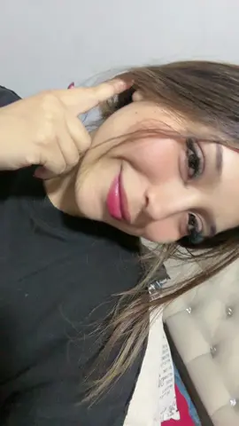 A post by @nicoll_ochoa on TikTok caption: Sin bañarme y sin maquillaje🫦