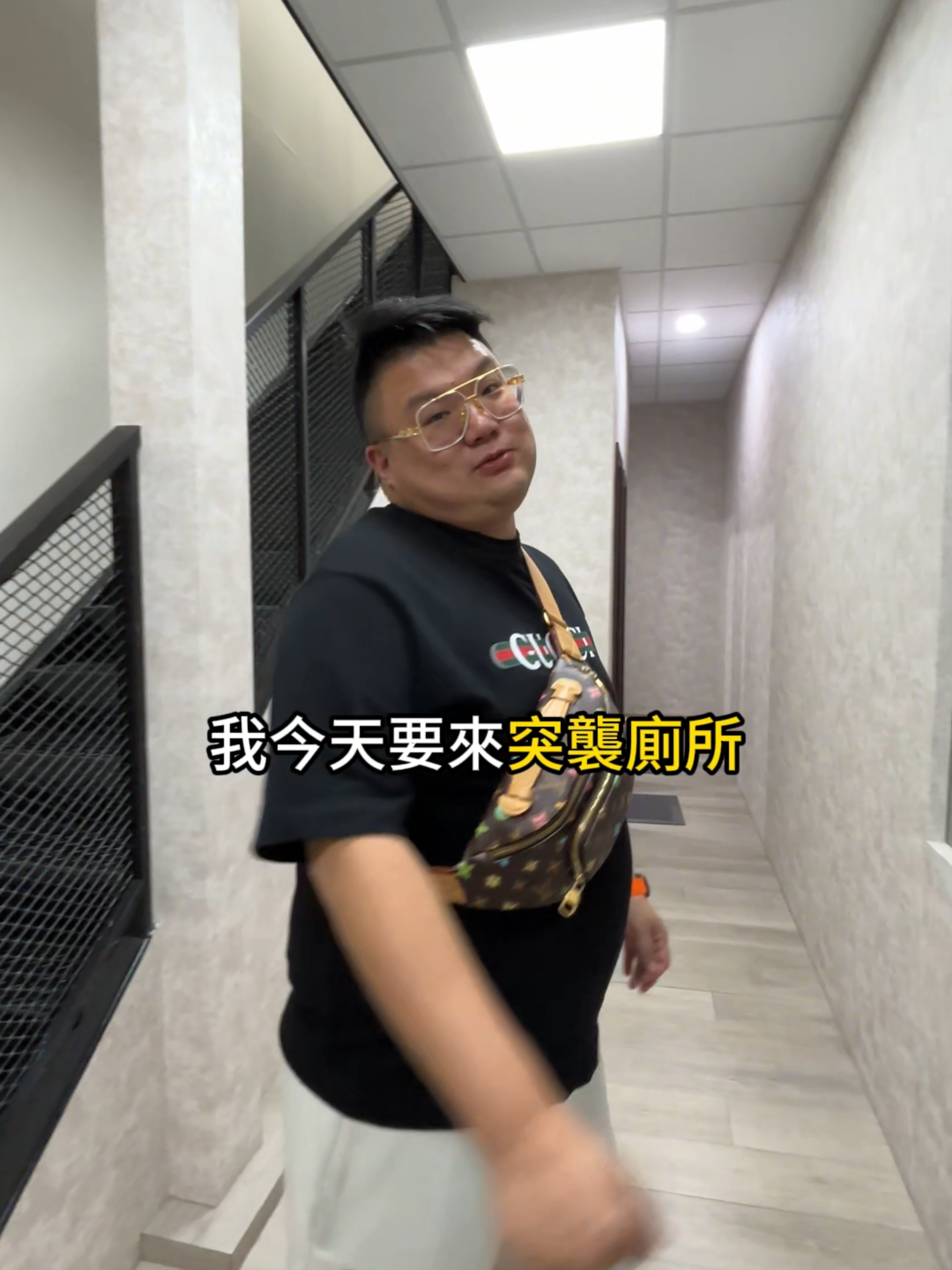 A post by @lloydlin999 on TikTok caption: 廁所應有盡有應該算員工福利之一吧 #快樂阿隆 #公司