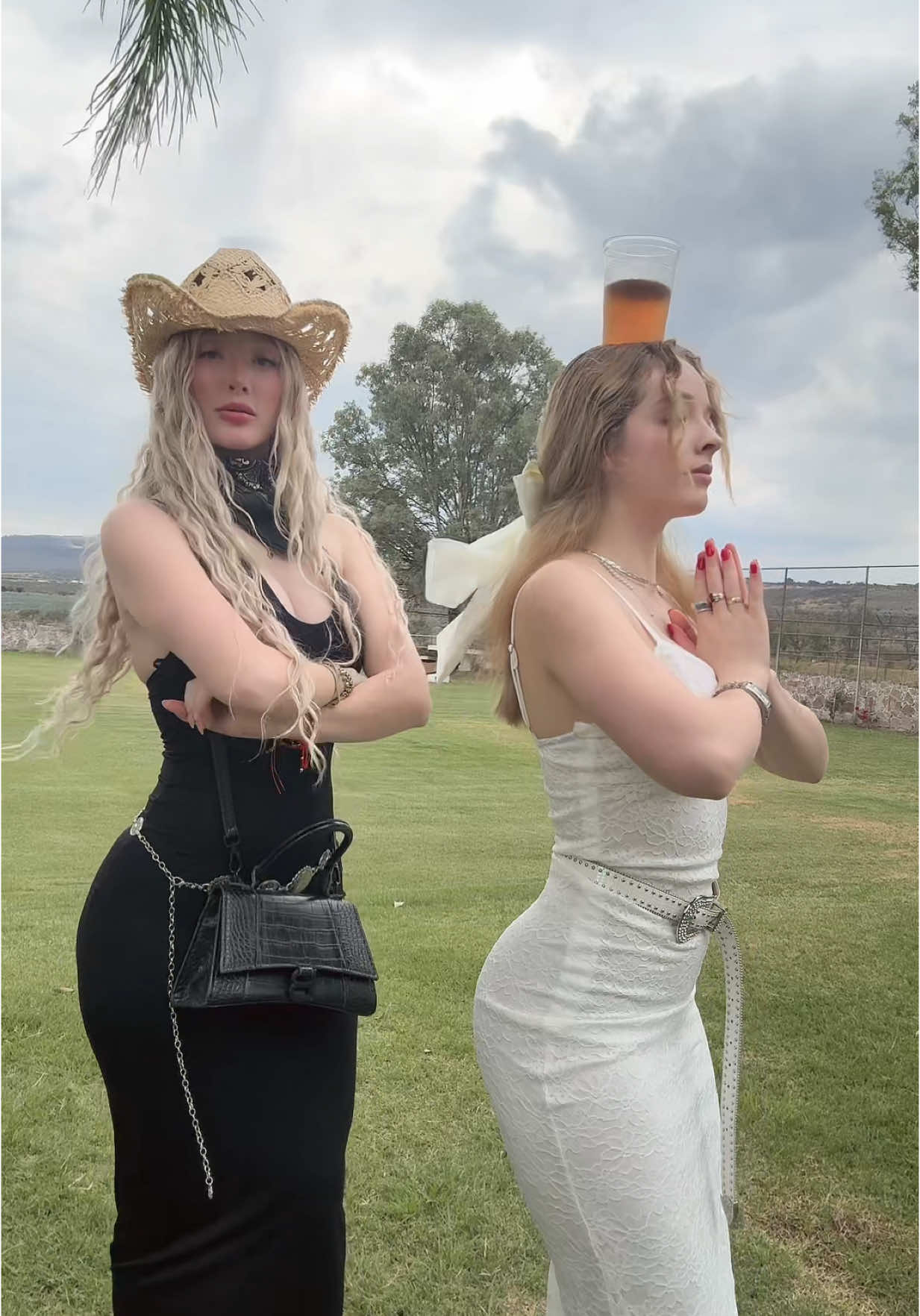 A post by @lolamariass on TikTok caption: La canción que nos escribieron 😍@lady🐓 
