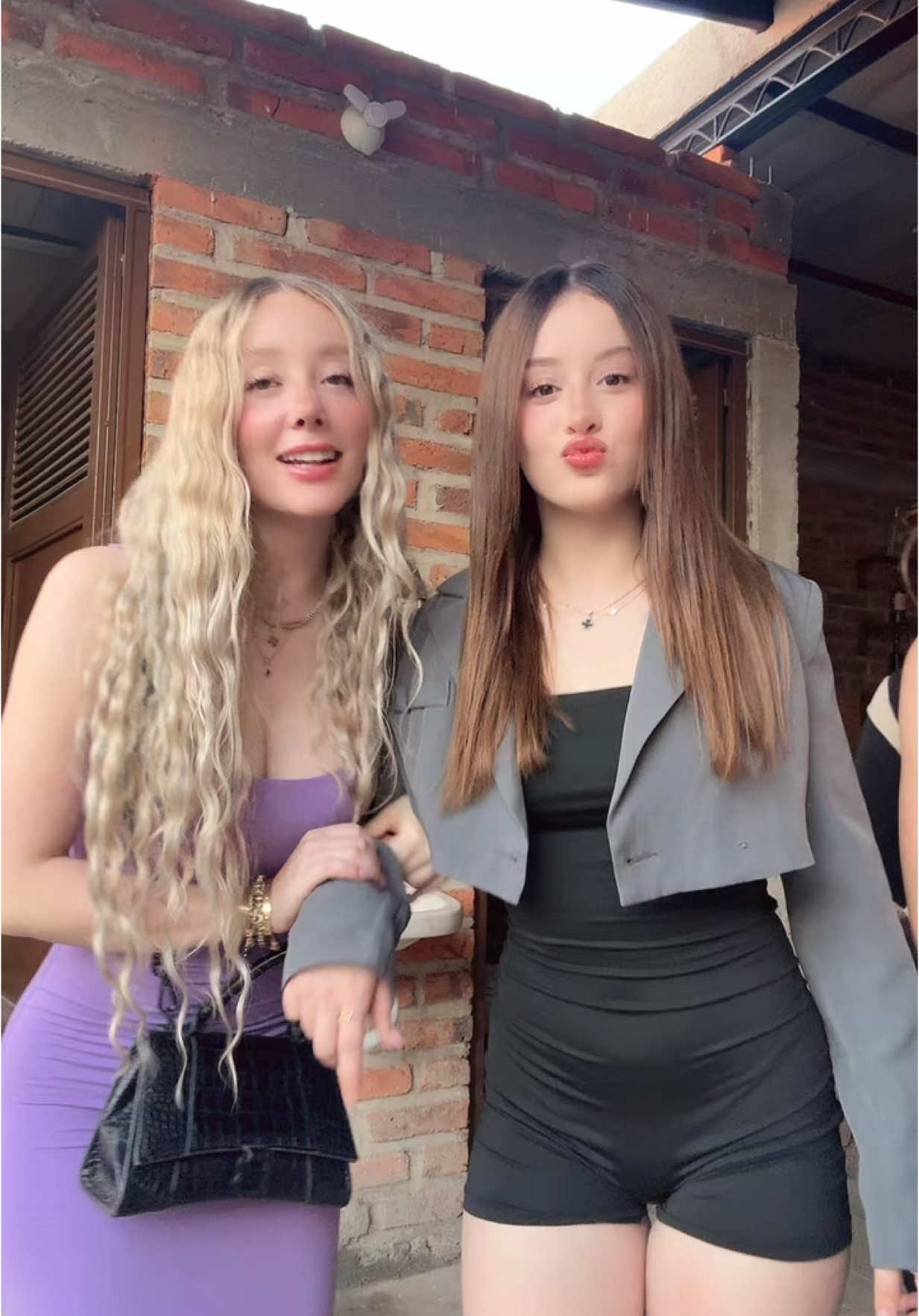 A post by @lolamariass on TikTok caption: P2 casos de la vida real, en el final se ve 🤣🤣🤣 será Fany? 