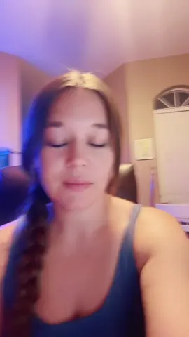 A post by @rheanna_can on TikTok caption: #howolddoyouthinkiam #howoldamichallenge 