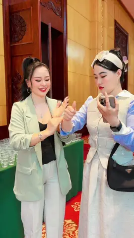 A post by @leeya799 on TikTok caption: ตอบกลับ @ai lor ມີຄວາມມາກເວລາເຫັນເຂົາໄດ້ສໍາພັດຜິວຮູ້ສຶກດີ#❤️❤️❤️ #ໂລຊັນບໍາລຸງຜິວຂາວລີຢາ 
