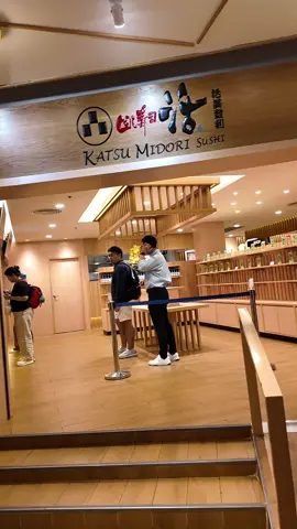 A post by @ykcpooll on TikTok caption: ร้านที่ห้ามพาพ่อไป เพราะจานลาย😂#katsumidorisushi #ความลับนางฟ้า #มิโดริซูชิ 