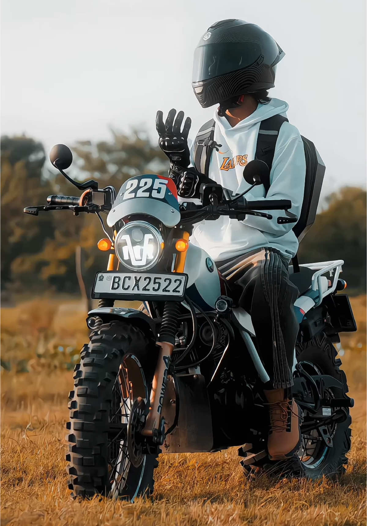 A post by @zayn_inzi on TikTok caption: Wich one better? Black or white?  #colombo #srilanka #videographerlife #trending #polannaruwa #bike #bikelover 