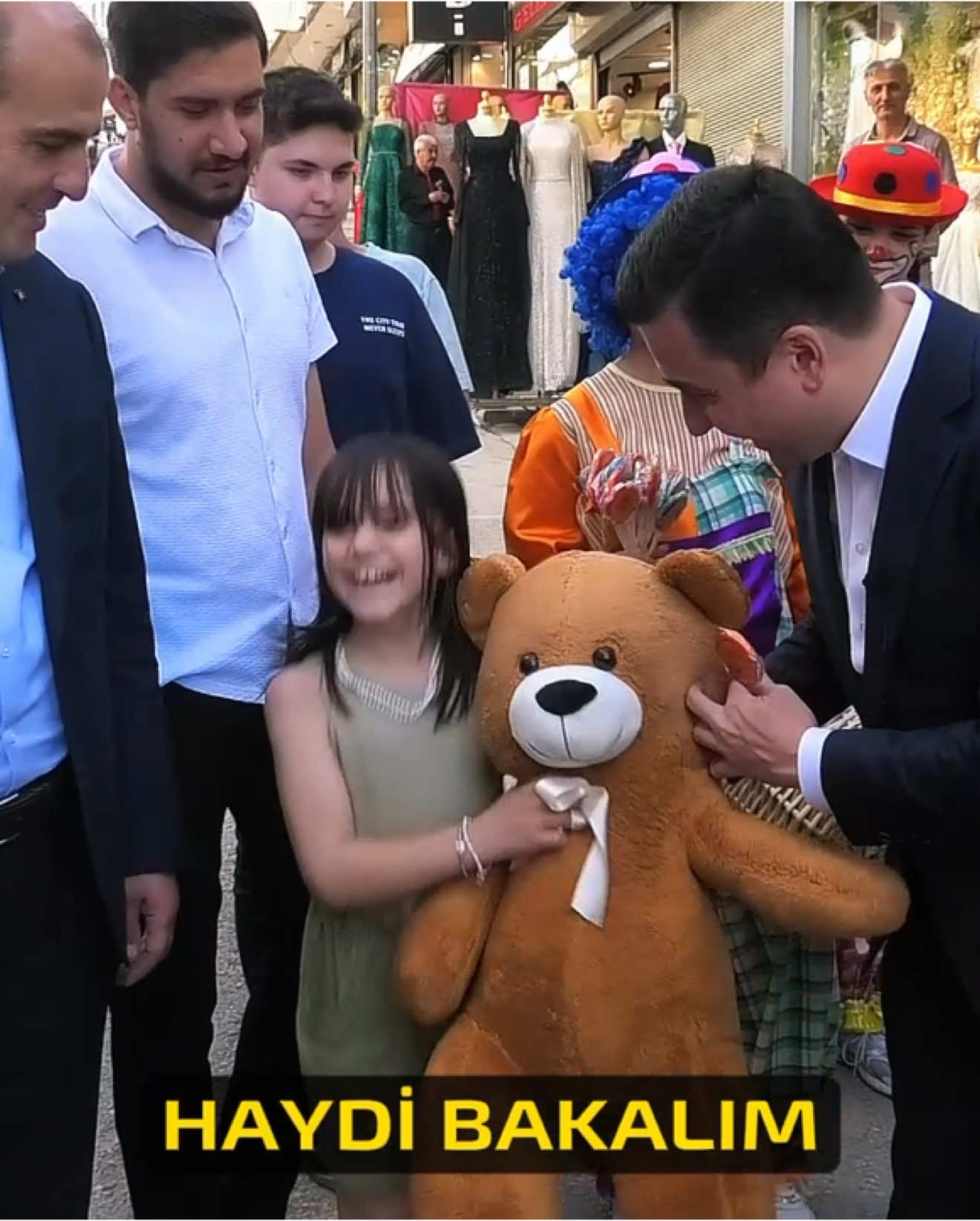 A post by @osmangokcek_ on TikTok caption: Bayram dolayısıyla Altındağ’da yaptığımız ziyaretlerde vatandaşlarımızın gösterdiği ilgi ve alakadan dolayı çok teşekkür ederim.