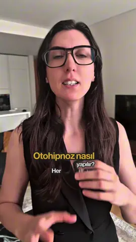 A post by @eliferdenay on TikTok caption: 🧠OTO HİPNOZ NASIL YAPILIR? Gece uykuya dalarken bilinçaltına pozitif mesajlar gönderebiliriz. Zihnimiz uykuya geçiş yaparken theta frekansında çalışmaya devam eder ve bu, bilinçaltının telkin almaya açık olduğu çok özel anlardır. Eğer bu esnada kulaklıkla hipnotik telkinler dinlersek, ertesi sabah uyandığımızda zihnimiz otomatik olarak bu programı çalıştırmaya başlar. Böylece uyanır uyanmaz o telkinlerin etkisini düşüncelerimizde, davranışlarımızda ve seçimlerimizde görebiliriz. Kısacası, uykudan uyanıklığa doğru geçerken dinleyeceğimiz ses kayıtları bilinçaltımıza hipnoz gibi işler. Herhangi bir tedavi veya terapi amacı taşımadan, kişisel hedeflerimize sadık kalmak ve onlara motive olmak için mutlaka kendimize telkin vermeliyiz. 📌Not: Hipnoterapi tedavisi ile kendine telkin vermek aynı şey değildir. Amacımız kişisel hedeflere sadık kalmak için dikkatimizi telkin yardımıyla hedeflerimizde tutmaktır. Hipnoterapi ise Psikiyatr tarafından kullanılan bir tedavidir. Sadece psikiyatriye danışmanız gerekir.