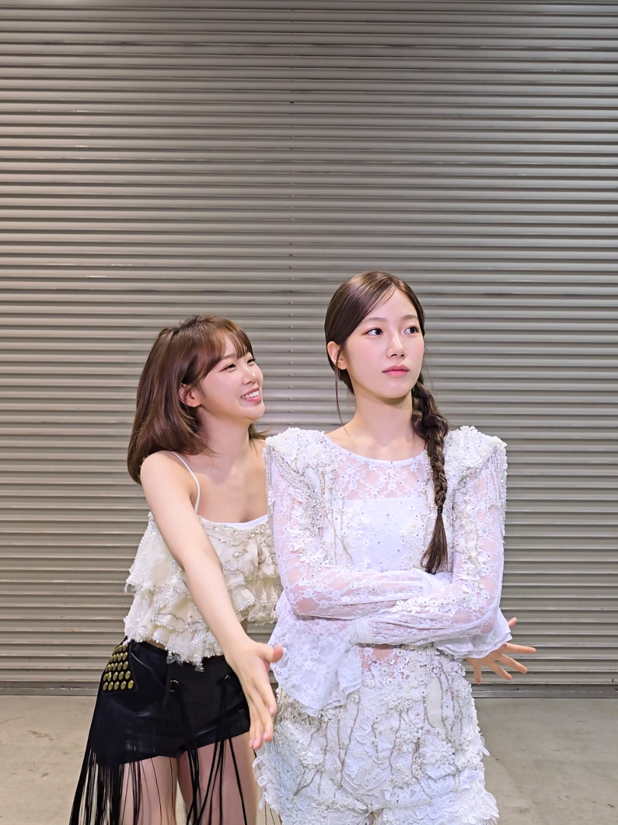 A post by @le_sserafim on TikTok caption: どうせ私ばっかでしょ😏💞 #LE_SSERAFIM #르세라핌  #KIMCHAEWON #김채원 #KAZUHA #카즈하 