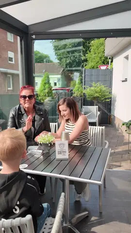 A post by @marcelkay on TikTok caption: Kurzer Prozess 🤣 Der Kunde ist König ❤️🤣  #satire #Pizza 