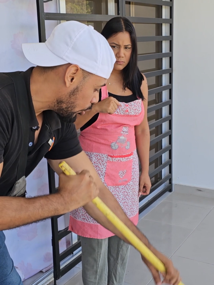 A post by @enlacesdevida on TikTok caption: su papa le enseñó como se trata a las mujeres 