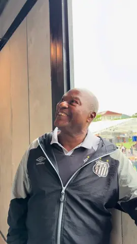 A post by @santosfc on TikTok caption: A homenagem mais que especial pro nosso #ÍdoloEterno Edu! 🤍🖤 #Santos #SantosFC #TikTokEsportes 